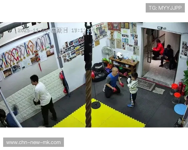 职业拳击选手提升移动节奏变化,进攻衔接更顺畅